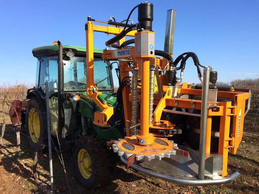Machine Provitis VSE 430 utilisée pour le tirage mécanique des bois de vigne